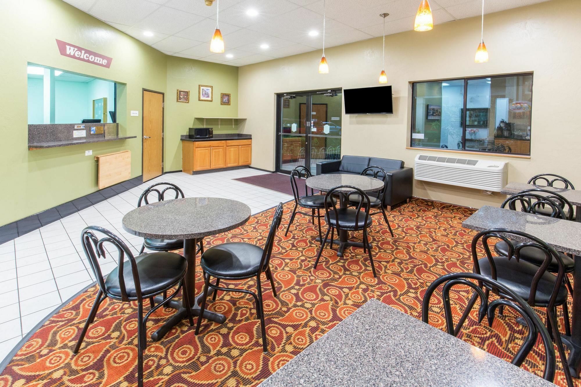 Hotel Super 8 By Wyndham Salem Esterno foto